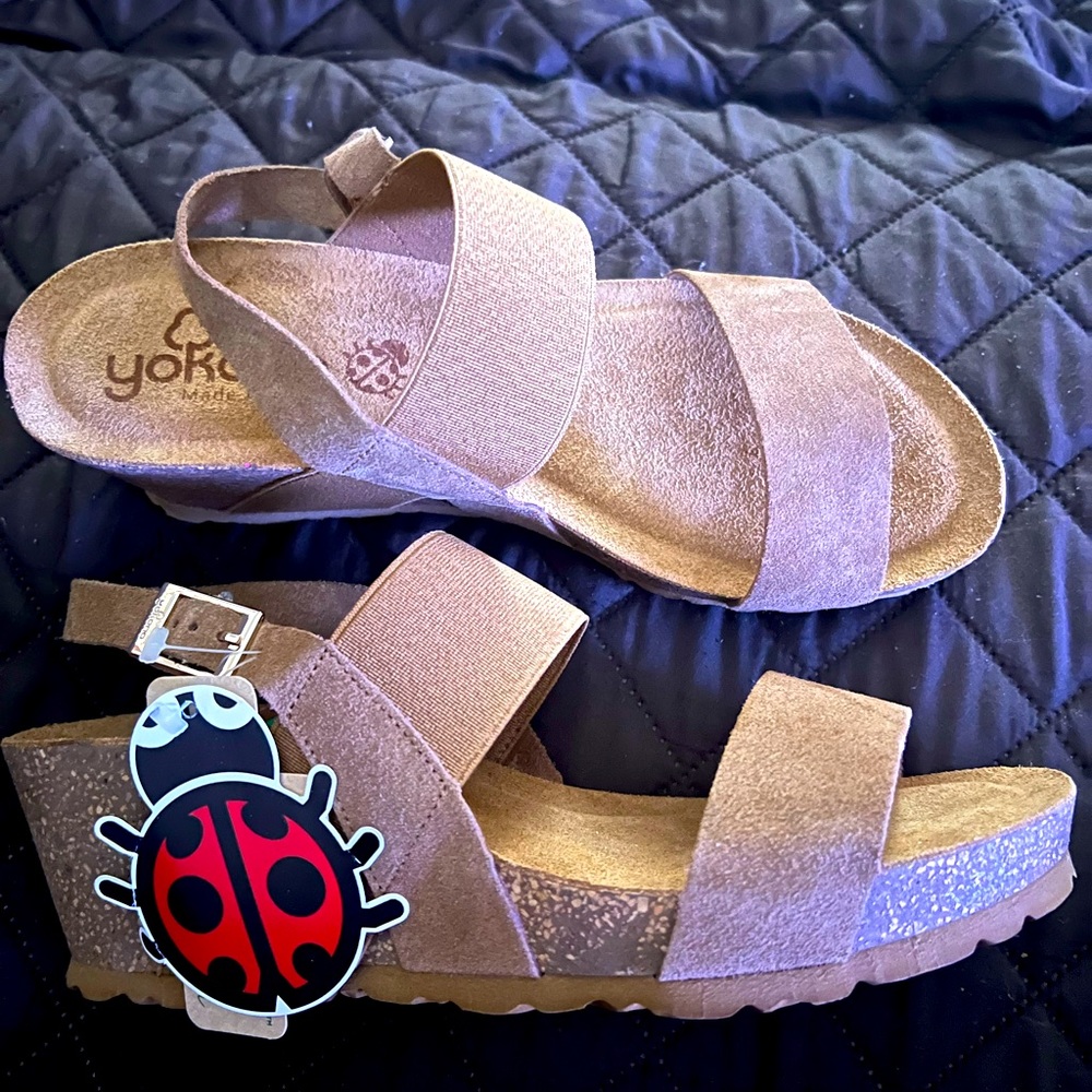 NWT Ladies Yokono Tan Wedge Sandals Size 8